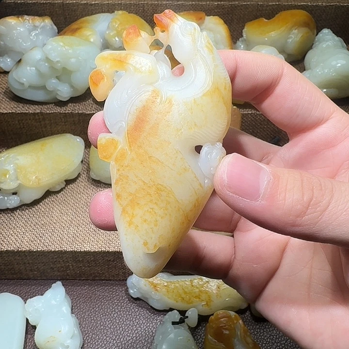 和田玉未镶嵌把件