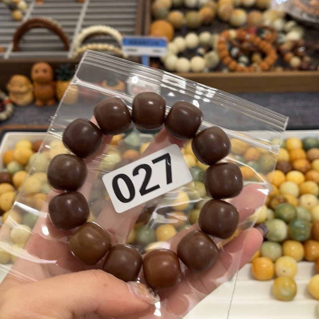 白玉菩提手串?*妮027微瑕巧克力