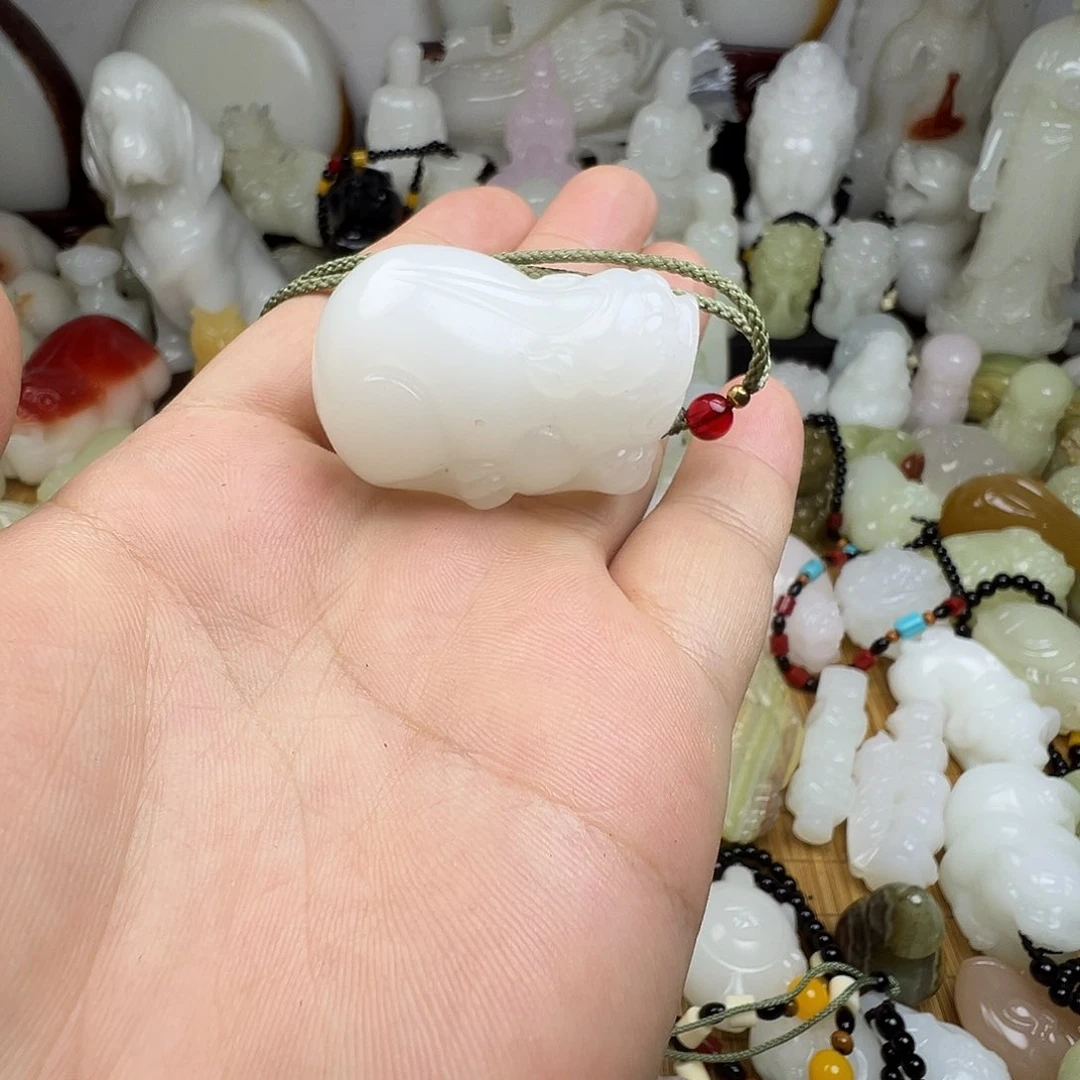 石材在**方手工雕刻貔貅挂件