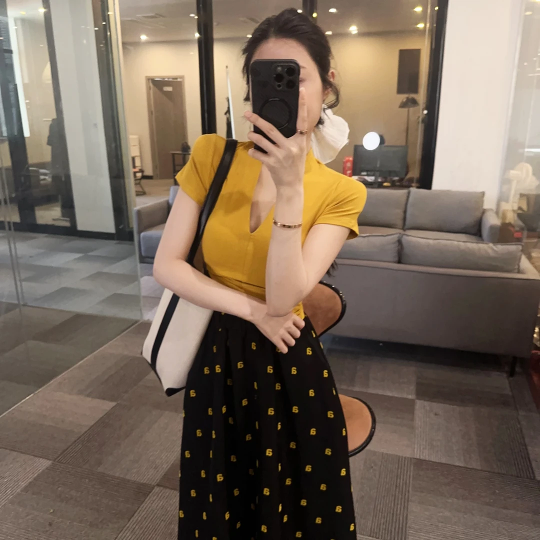 【OS&oneshow】气质撞色V领短袖夏季休闲风2025新款a字显瘦半裙套装