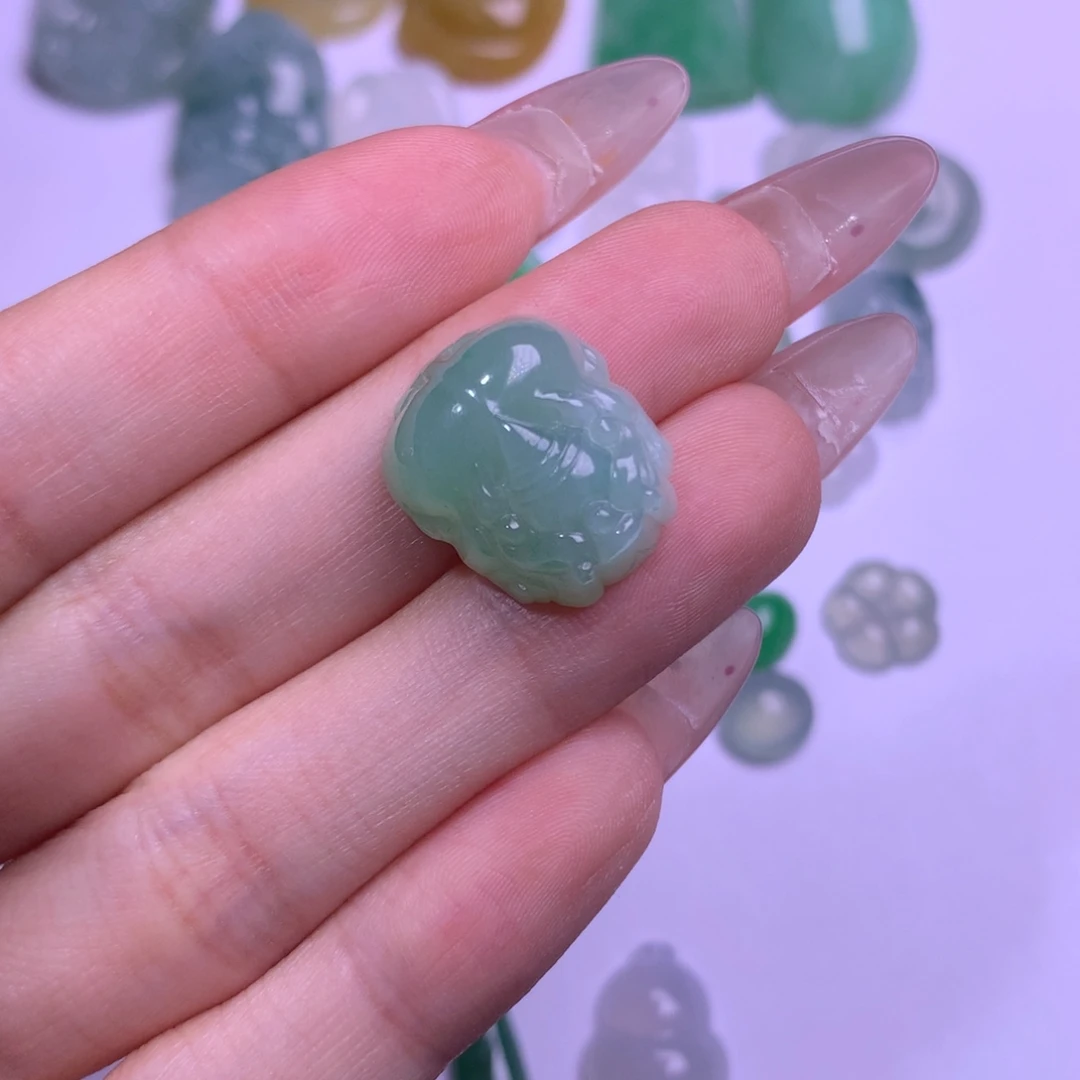 翡翠未镶嵌颈饰貔貅