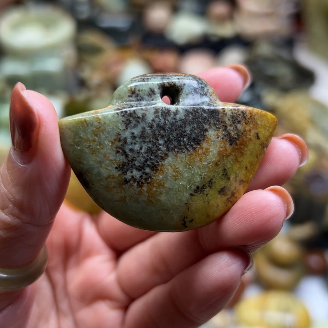 岫岩河磨玉（透闪石质玉）未镶嵌颈饰河磨玉钱包有皮坑