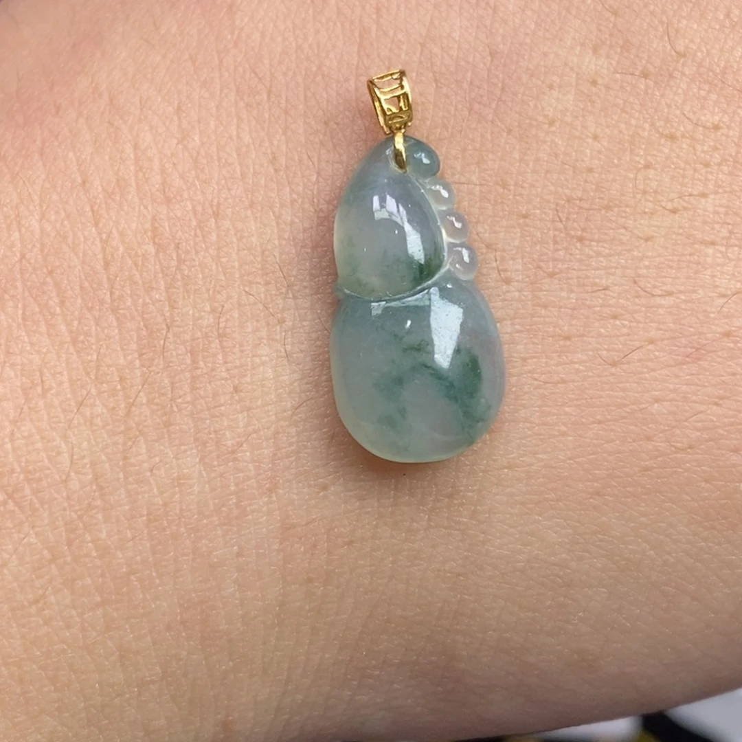 翡翠18K金镶嵌颈饰葫芦