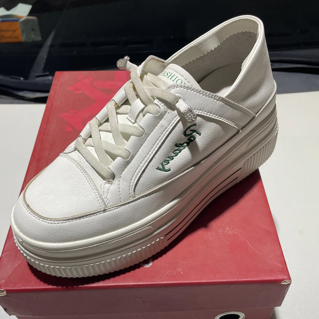草帽牛皮内增高休闲风超轻底小白鞋