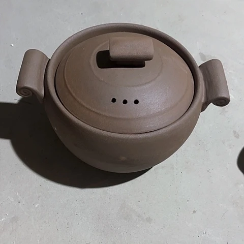 微瑕，明火，口径22厘米，高度14，4L有色差，单盖，颗粒