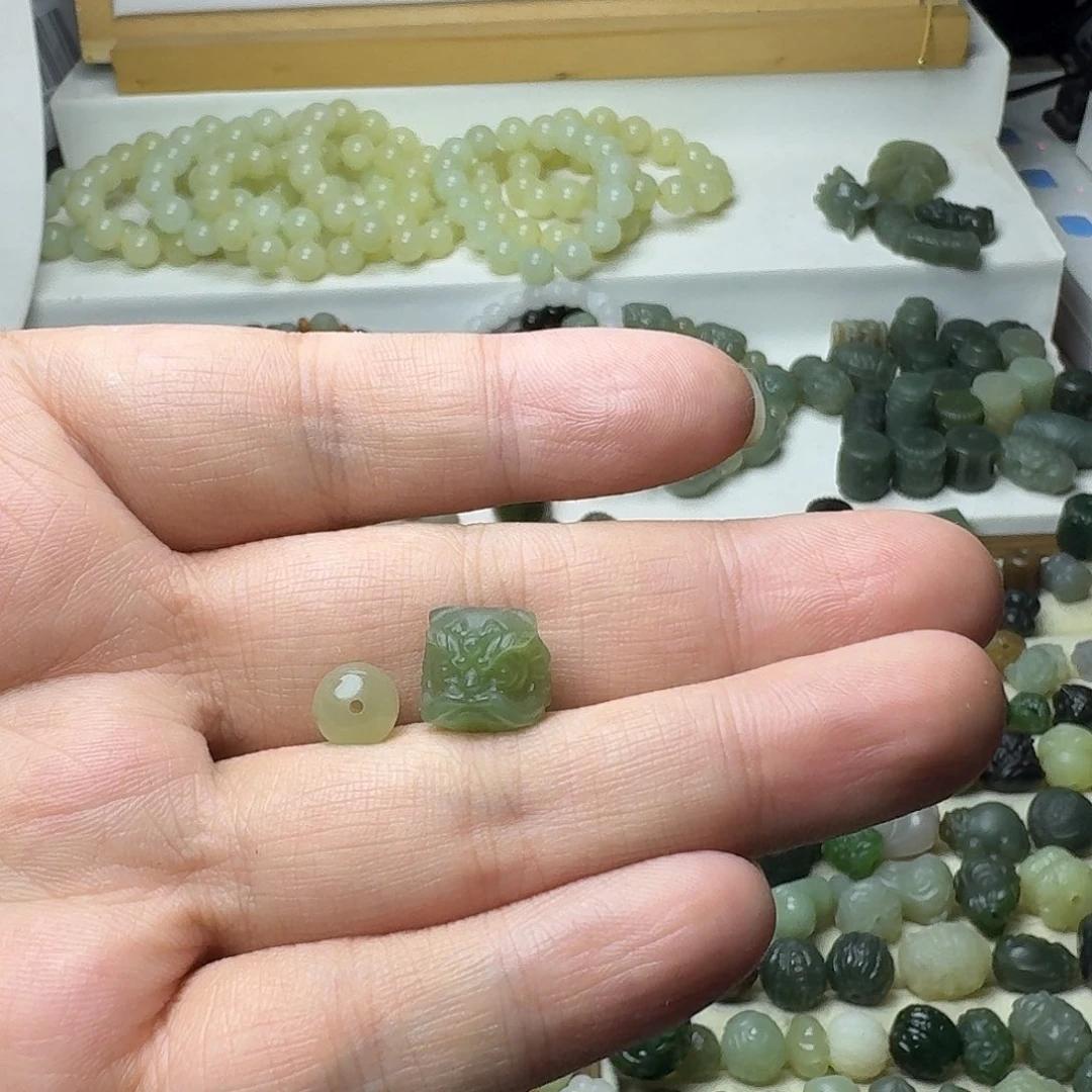 阳***明未镶嵌和田玉珠宝半成品和田玉湖水绿醒狮+8㎜圆珠