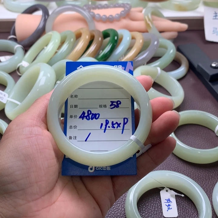 陶***儿未镶嵌手镯和田玉