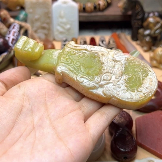 蛇纹石玉未镶嵌颈饰