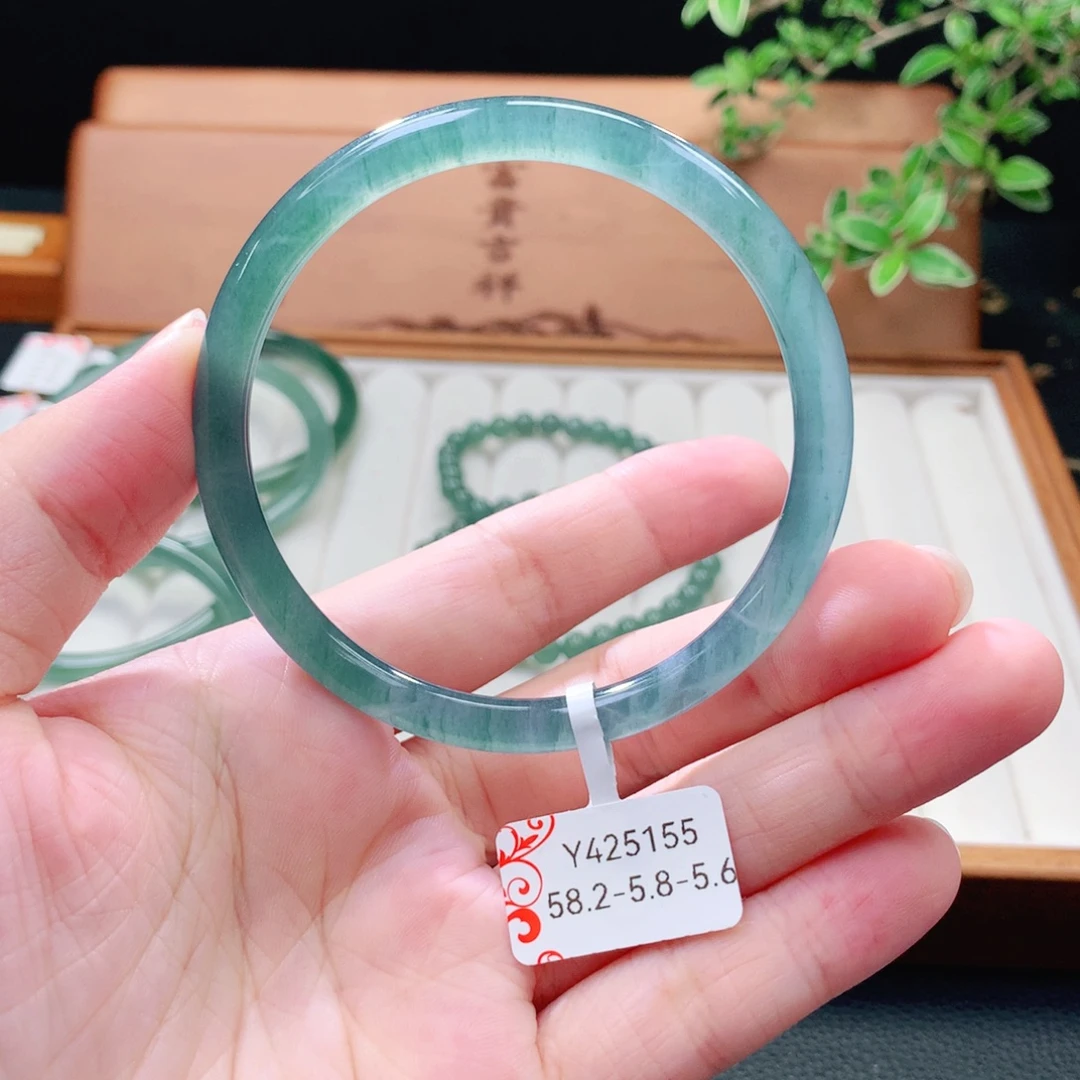 翡翠未镶嵌手镯（圆镯）