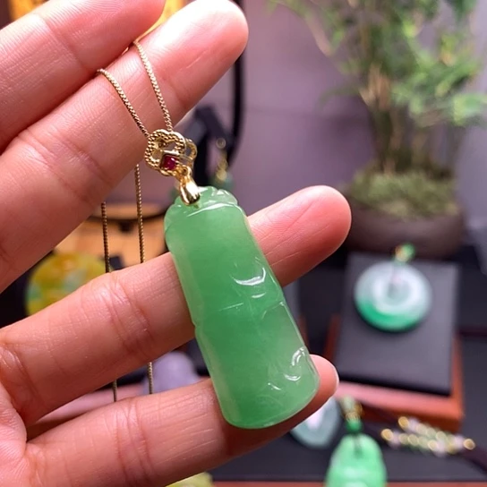 翡翠未镶嵌吊坠(赠链)