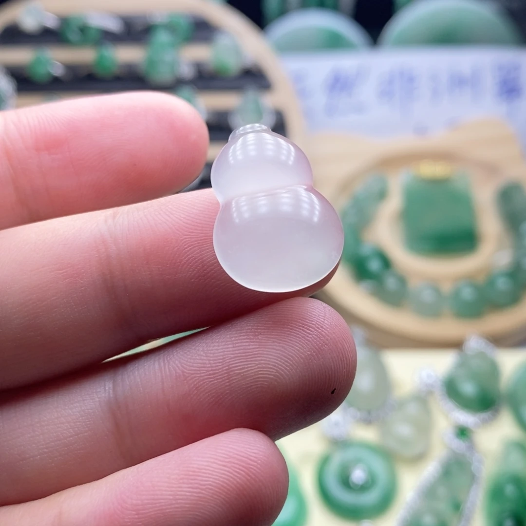未镶嵌石英质玉（非洲翠）车挂