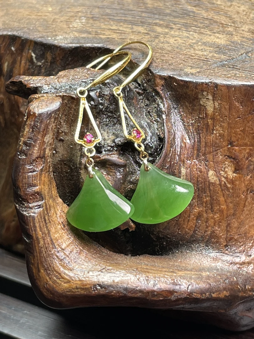 和田玉碧玉阳绿小裙子银杏叶耳坠耳钩耳饰，尺寸约31/12/3.5mm