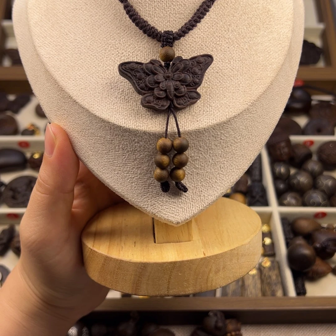 木质类蝴蝶随行脖挂配饰