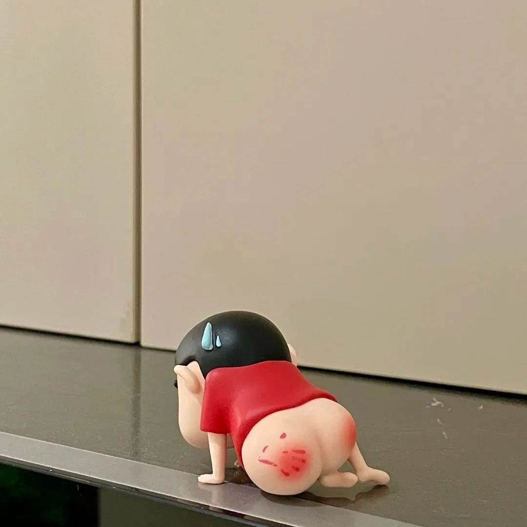 蜡笔小新手办模型公仔桌面车载创意摆件