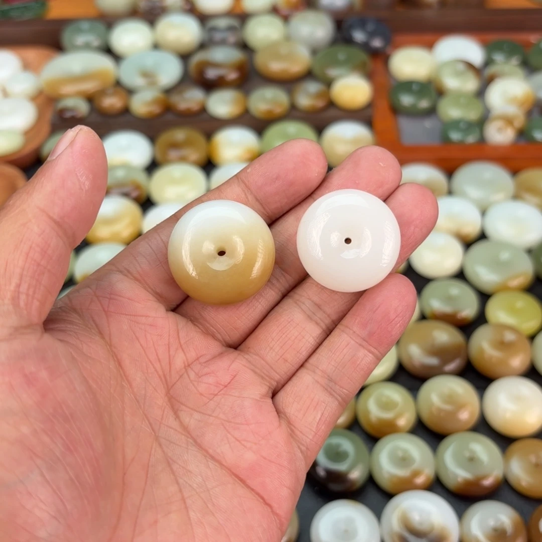 文***君和田玉未镶嵌颈饰