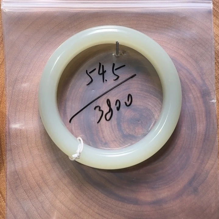 如***生和田玉（糖玉）未镶嵌手镯