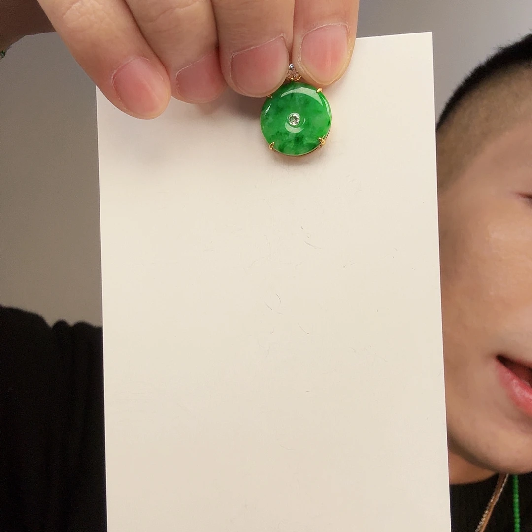 翡翠未镶嵌颈饰一件