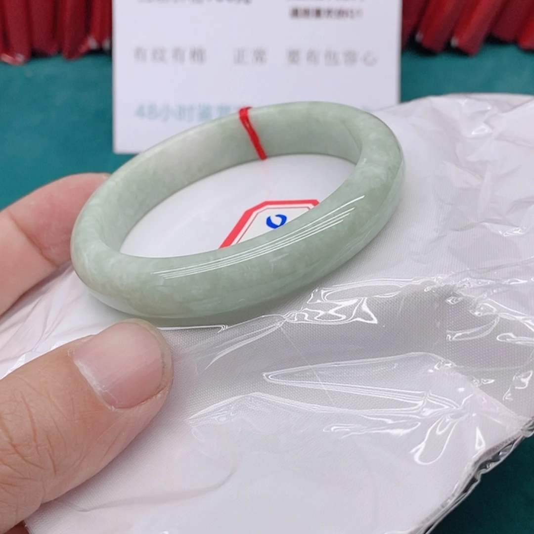 翡翠手镯未镶嵌过***烟A14444444