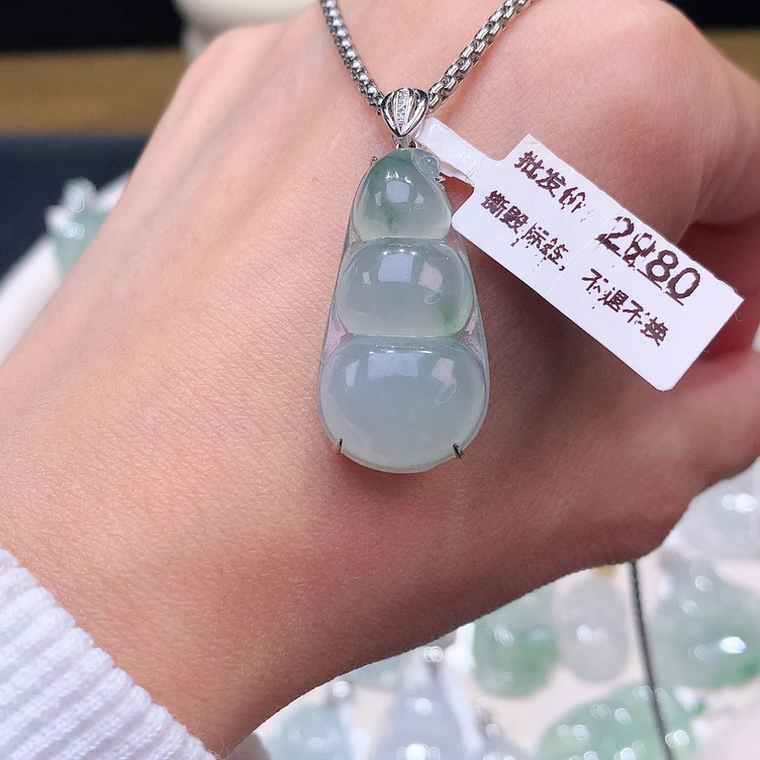 颈饰18K金镶嵌翡翠冰胶飘花福豆