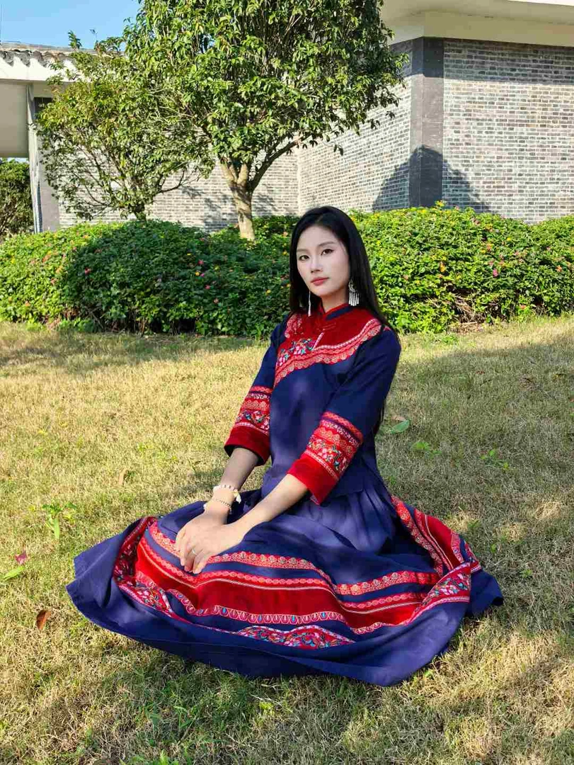 布依族常规款绣花立领中国风藏青色套装