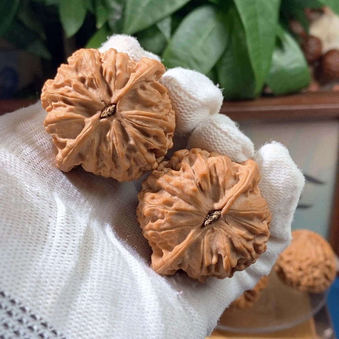 文玩核桃吊坠雅**士金牛