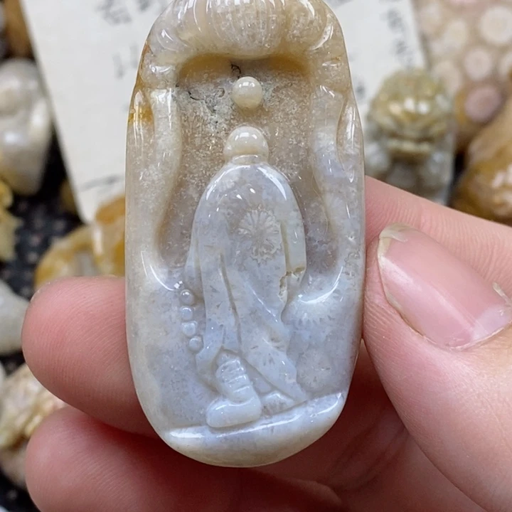 颈饰未镶嵌硅化珊瑚（珊瑚玉）有瑕