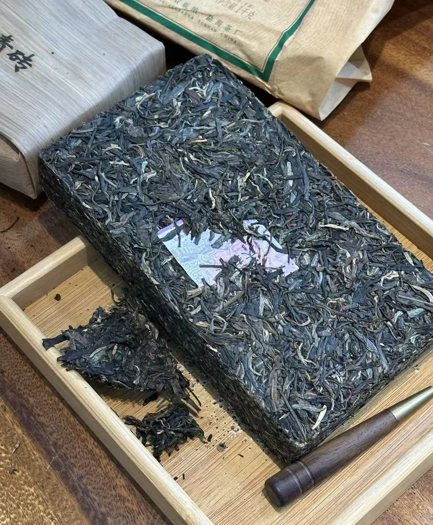 整件 2501 绿色生态青砖 普洱茶生茶 布朗古树 重烟香 1000克/砖