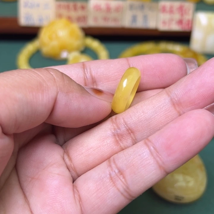 蜜蜡未镶嵌珠宝奇石