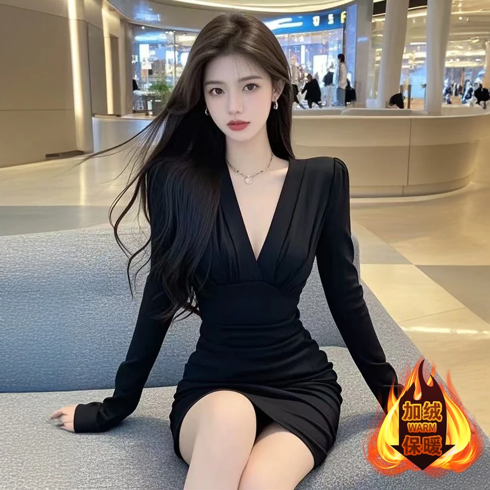 小众性感深V领黑色长袖连衣裙女2025新款法式御姐收腰褶皱包臀裙