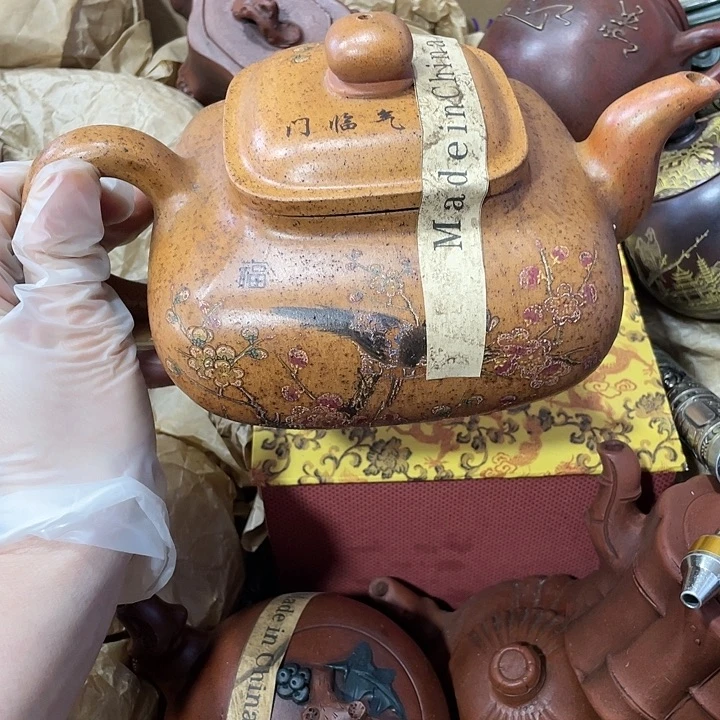 茶壶紫砂原矿泥料，手工制作的一把紫砂壶。