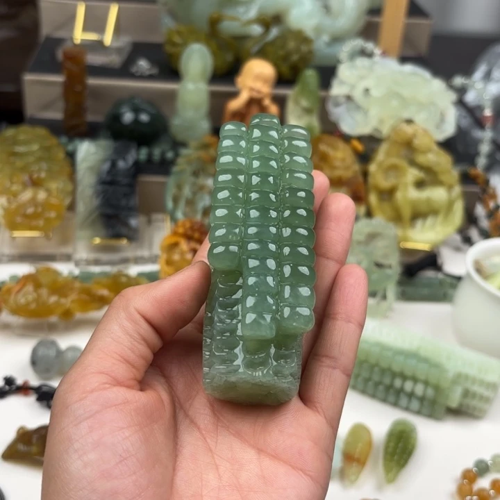 蛇纹石玉未镶嵌颈饰安*尼