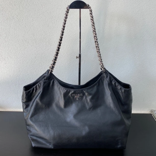 95新 Prada/普拉达 黑银全皮大号垃圾袋单肩包底长38 123794