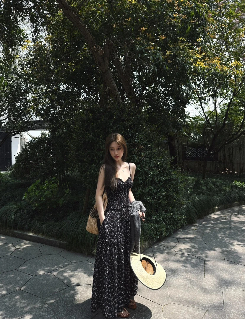 韩版简约碎花吊带连衣裙女2025夏季新款法式收腰显瘦温柔风长裙子