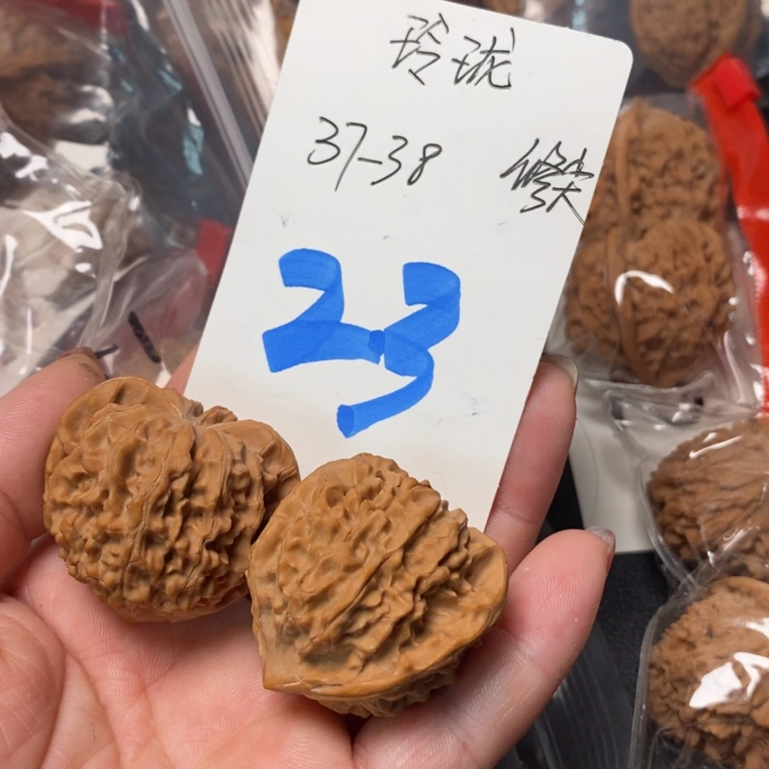 文玩核桃吊坠玲珑