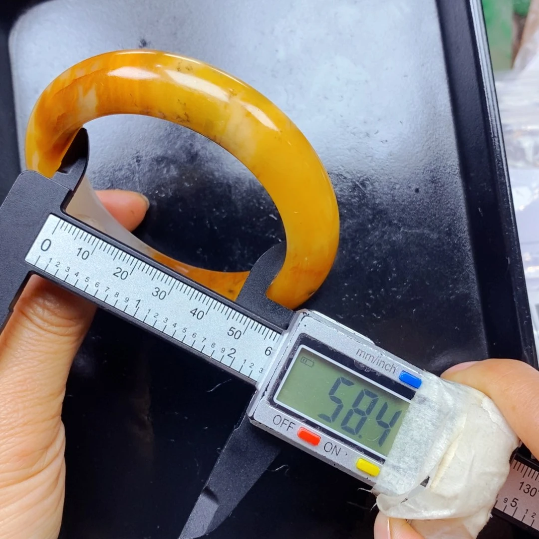 石英质玉（黄龙玉）未镶嵌颈饰