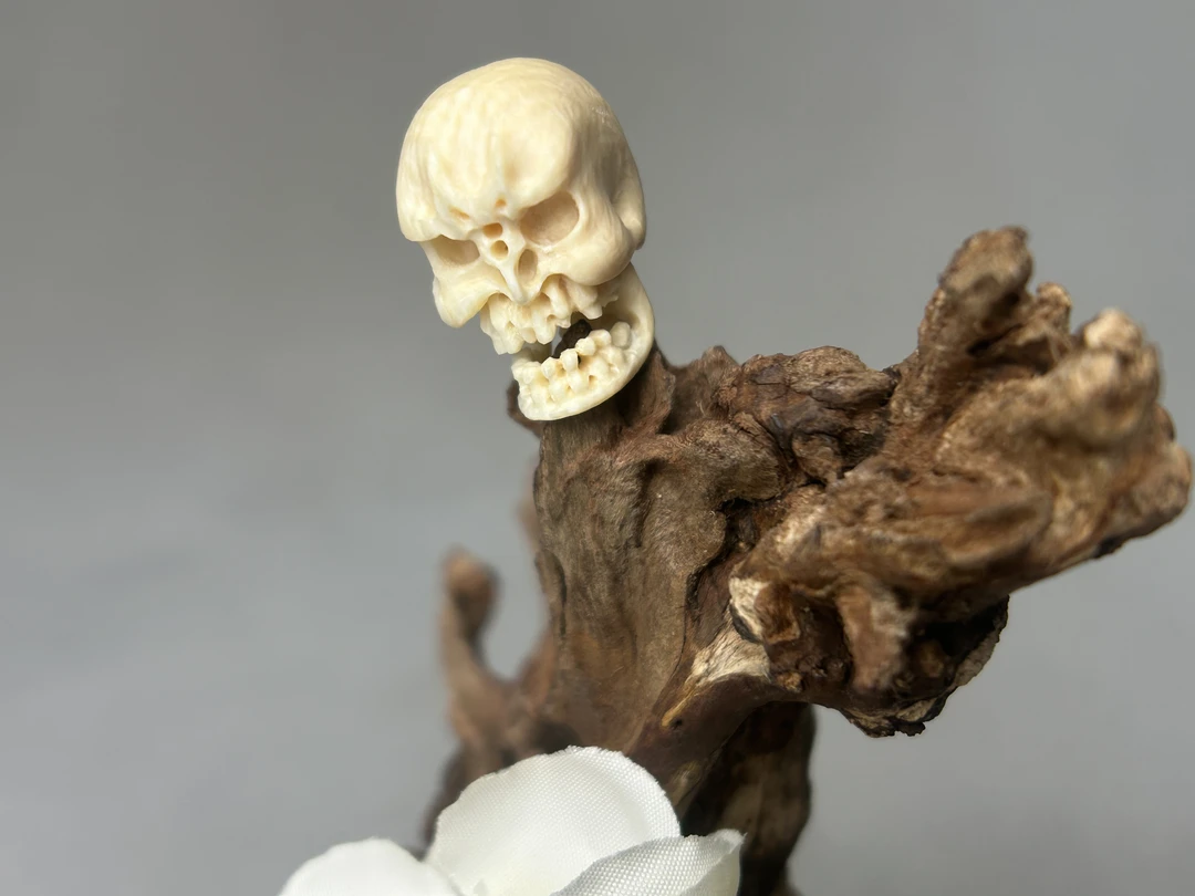 天然猛犸纯手工精工雕刻死神骷髅头，越小雕刻难度越大。编号M50061