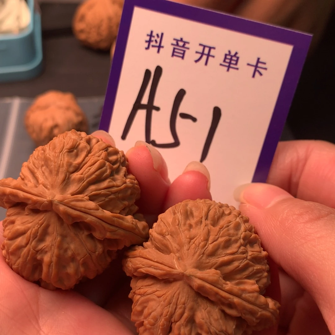 文玩核桃吊坠白狮子