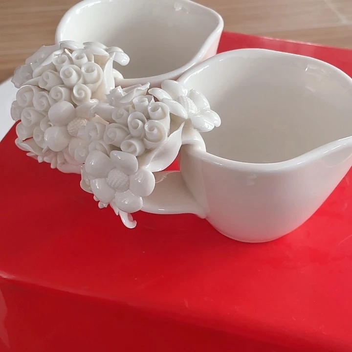 ઇ***0搪瓷团团花杯子两个裂纹