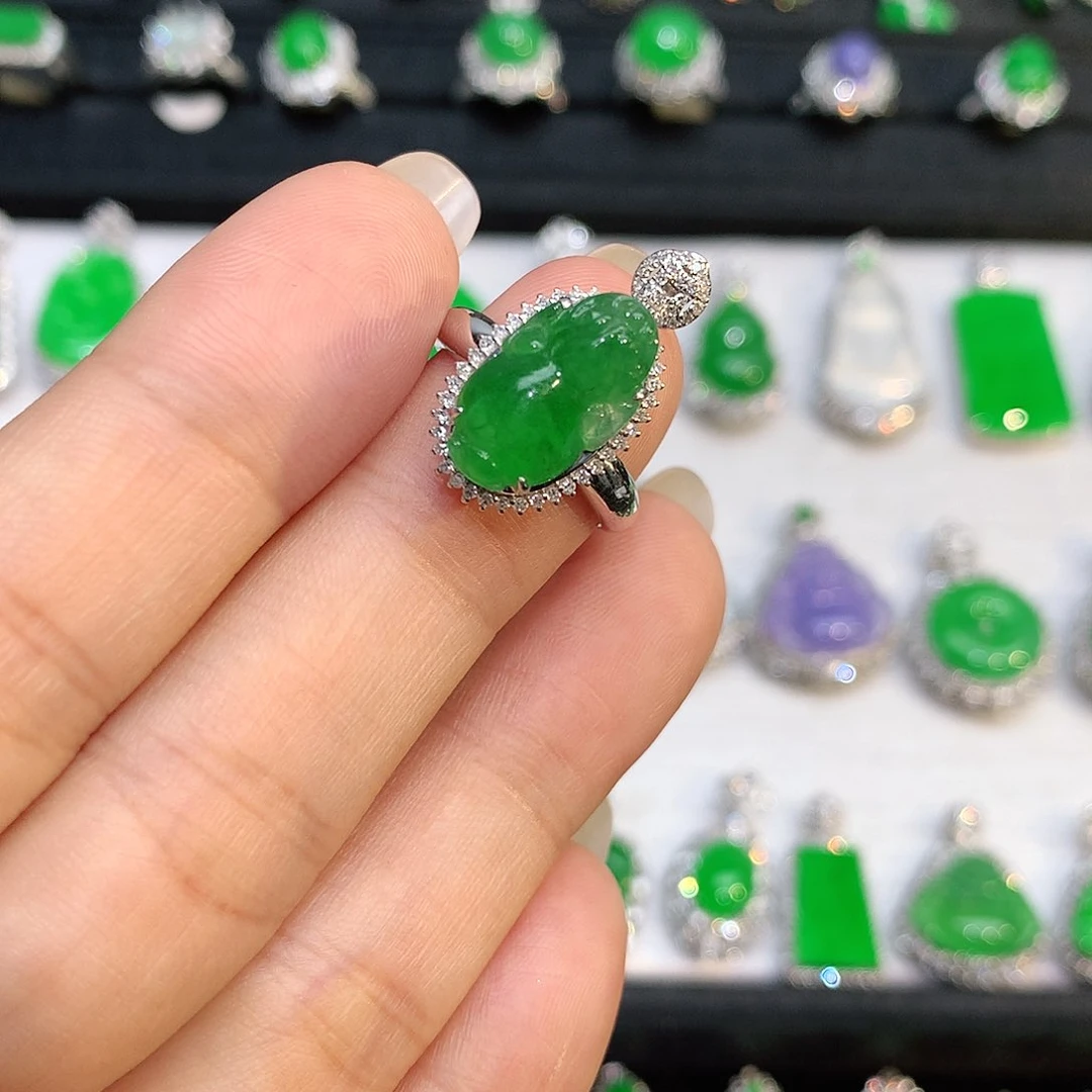 翡翠18K金镶嵌颈饰戒指