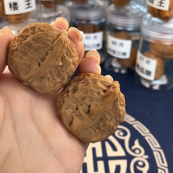 文玩核桃吊坠白狮子半壁38