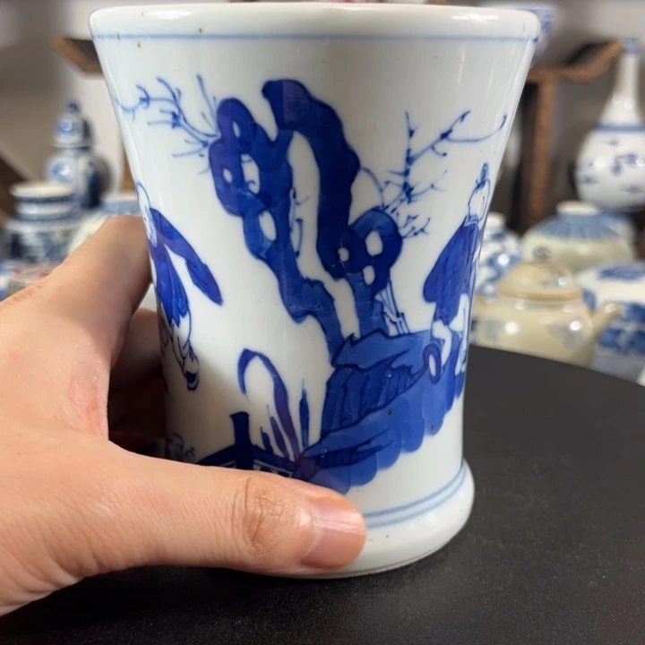 一个青花的小笔筒凌**步