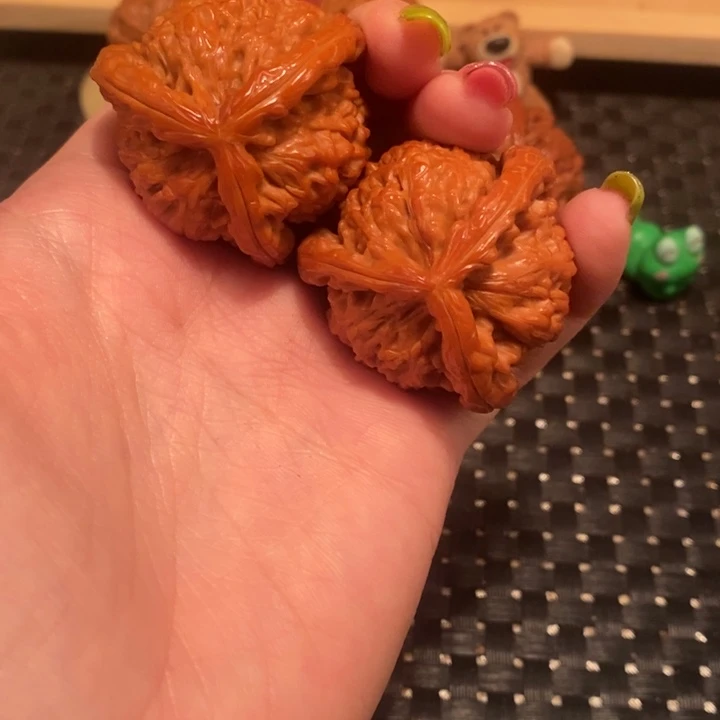 文玩核桃把件我**素核桃。白狮子。38.39