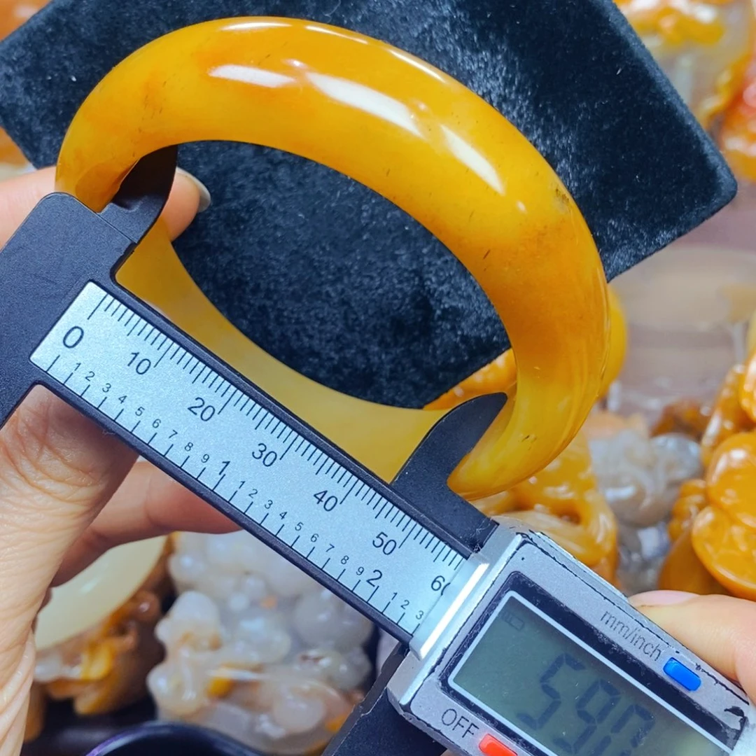 未镶嵌石英质玉（黄龙玉）颈饰
