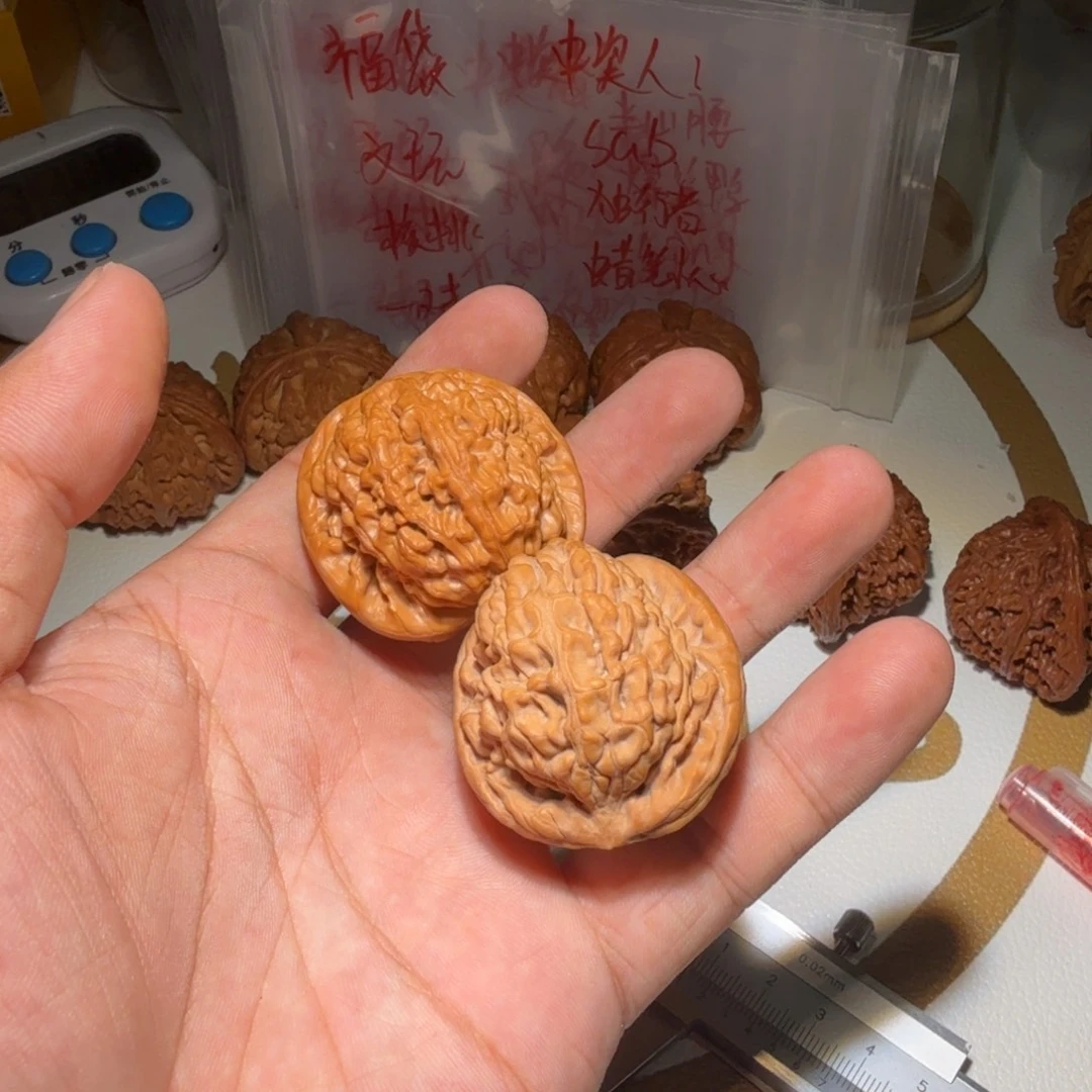 文玩核桃吊坠莲花