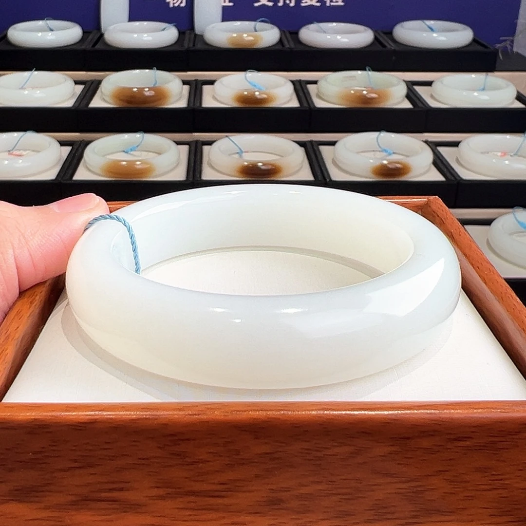 和田玉未镶嵌手镯