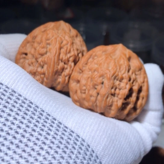 文玩核桃吊坠虎头王