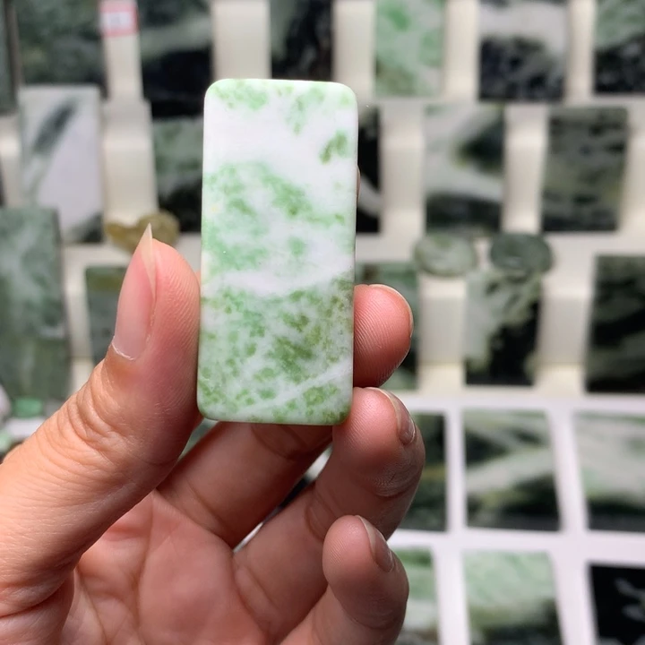 独山玉未镶嵌颈饰