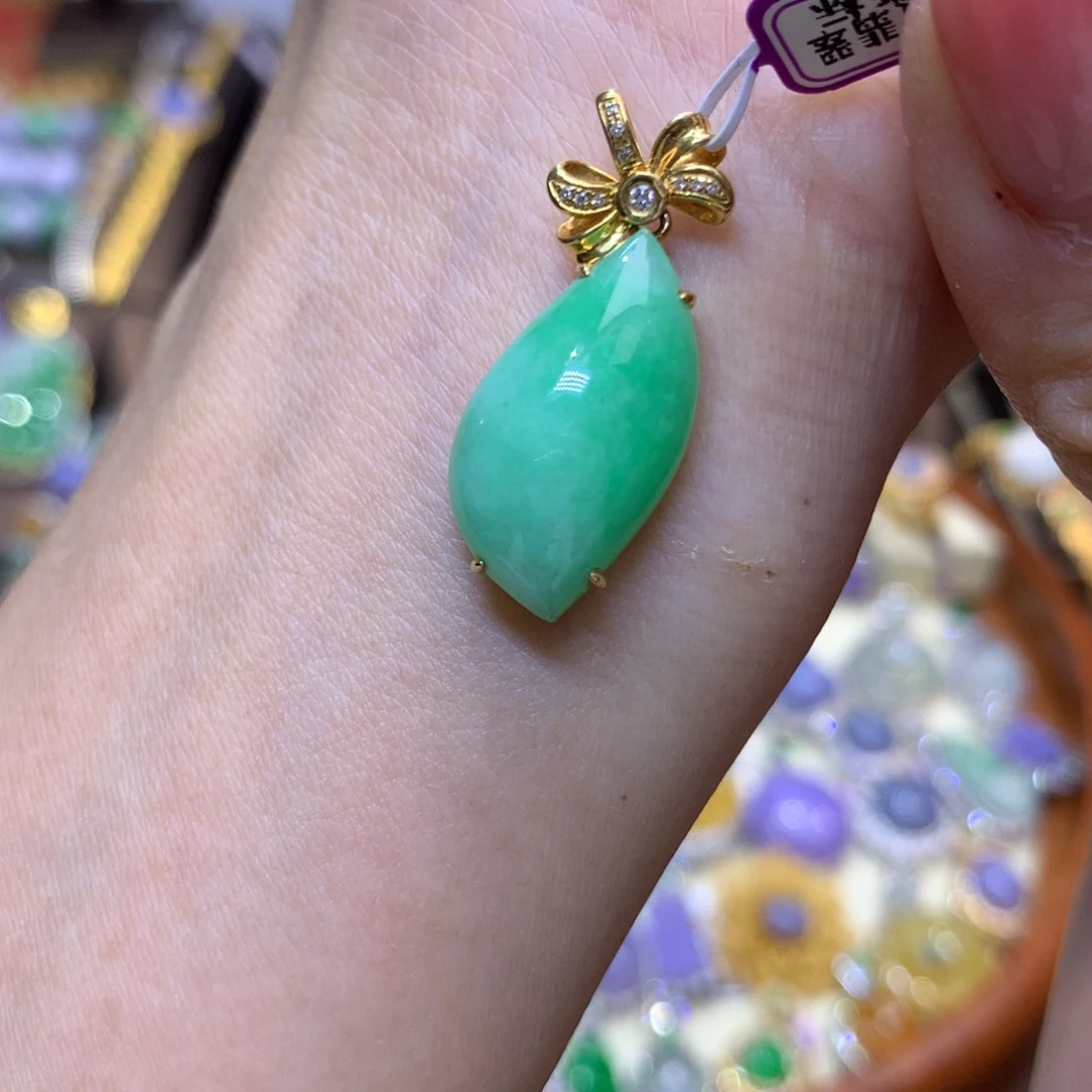 翡翠18K金镶嵌颈饰