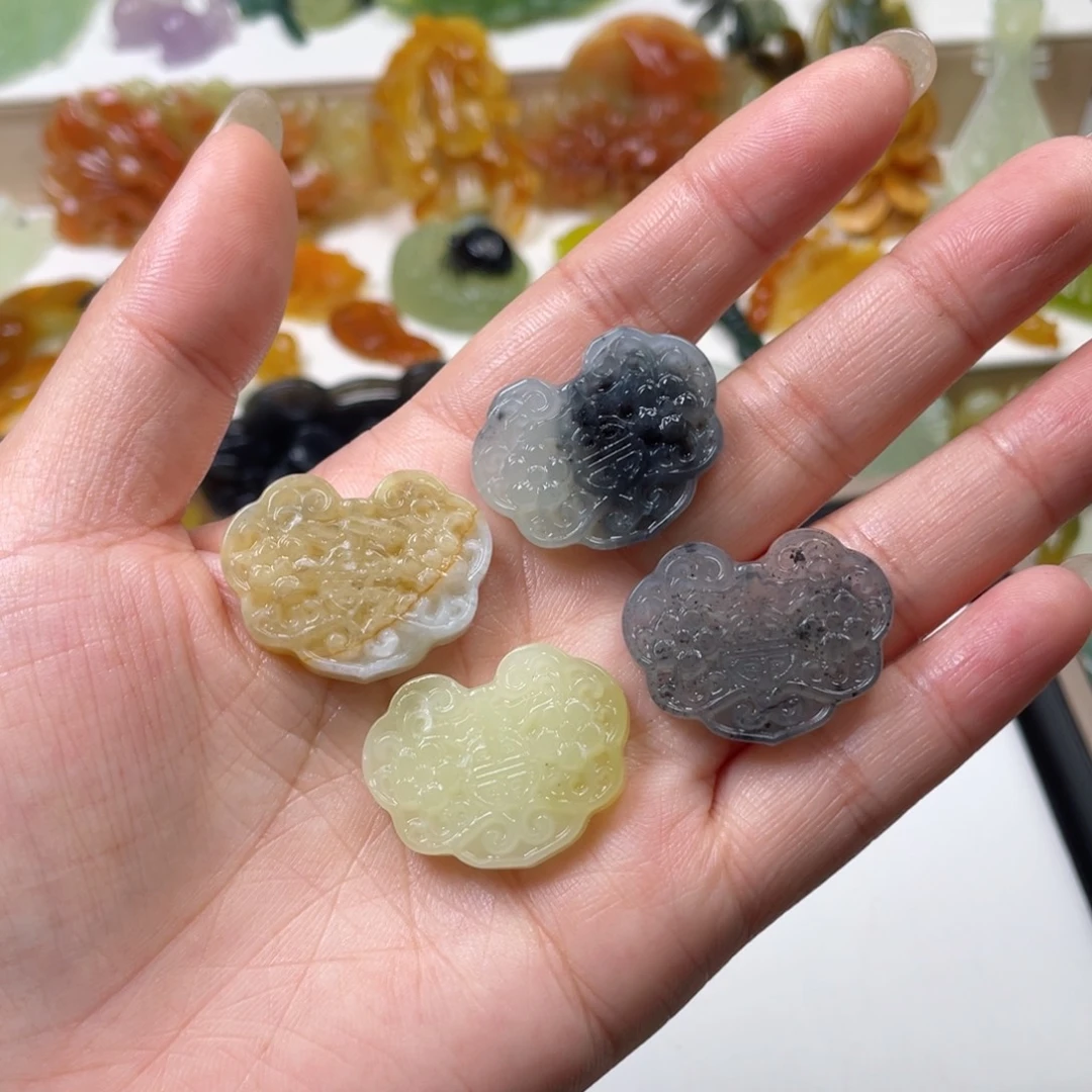 刀***熊未镶嵌蛇纹石玉颈饰