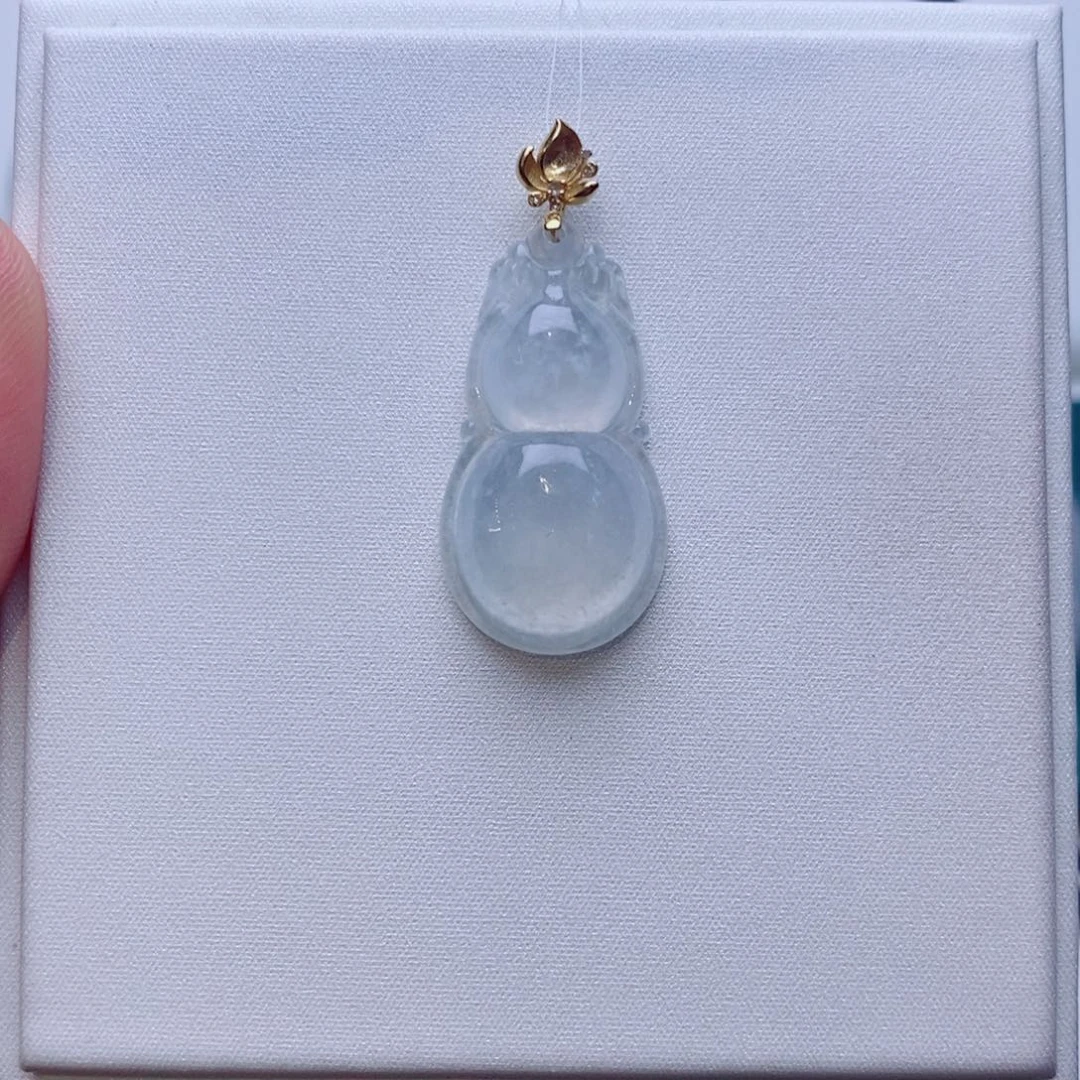 翡翠18K金镶嵌颈饰葫芦